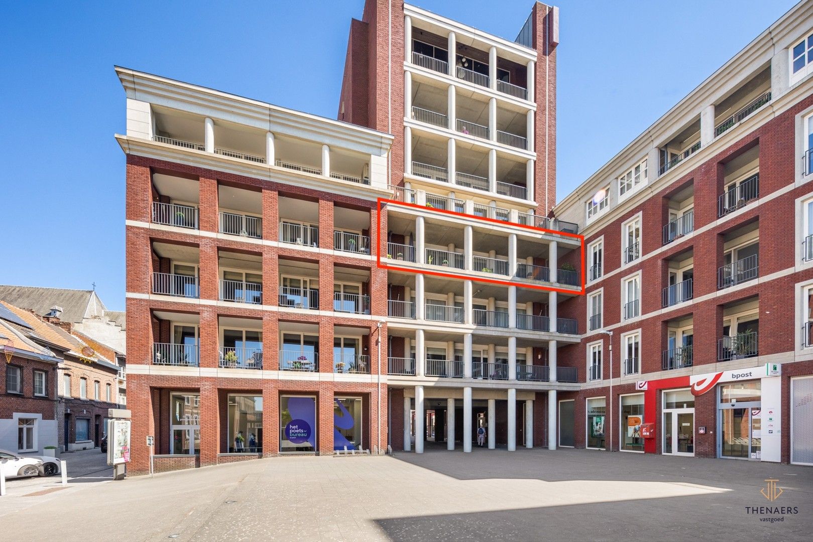 Zeer ruim appartement met 3 slaapkamers & 2 autostaanplaatsen op toplocatie. foto {{pictureIndex}}