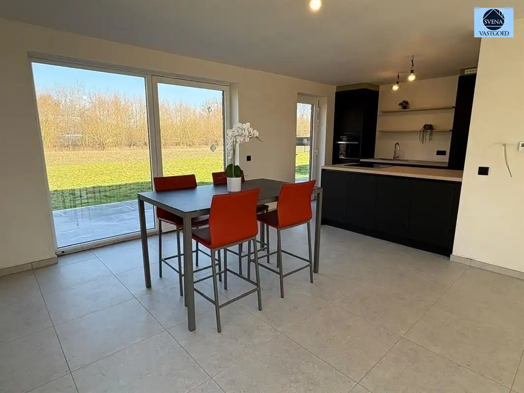 HALFOPEN NIEUWBOUWWONING MET 3 SLAAPKAMERS EN TUIN foto 2