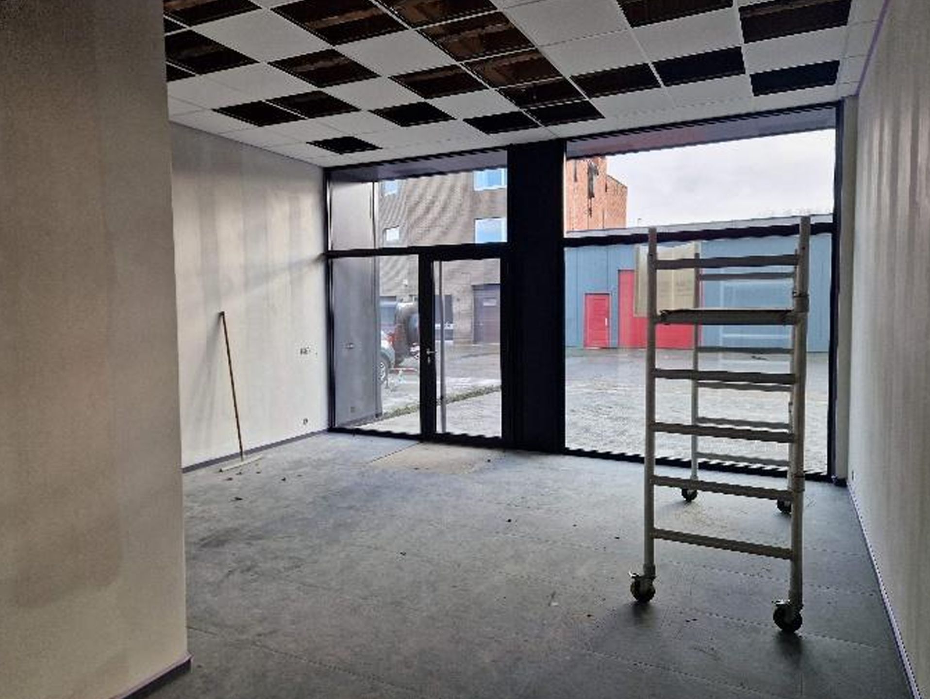 Gerenoveerd bedrijfsgebouw te huur. foto 2