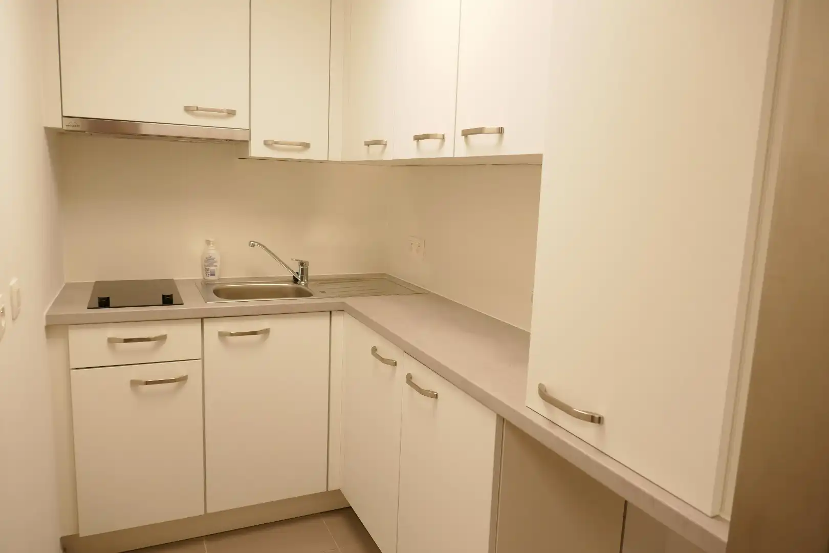 Gerenoveerde serviceflat midden het groen in Assebroek. foto 6