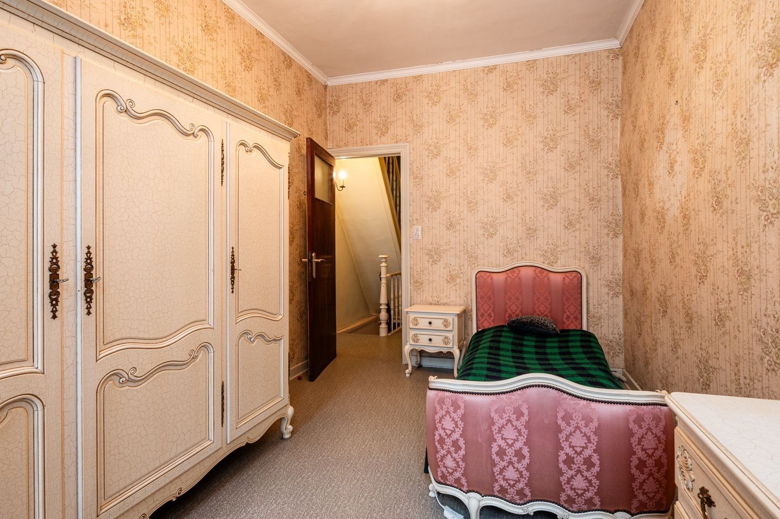 Ruime, te renoveren woning in het centrum van Eeklo foto 9