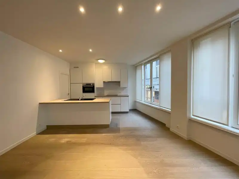 Instapklaar 2-slaapkamer appartement in hartje Kortrijk! foto 9
