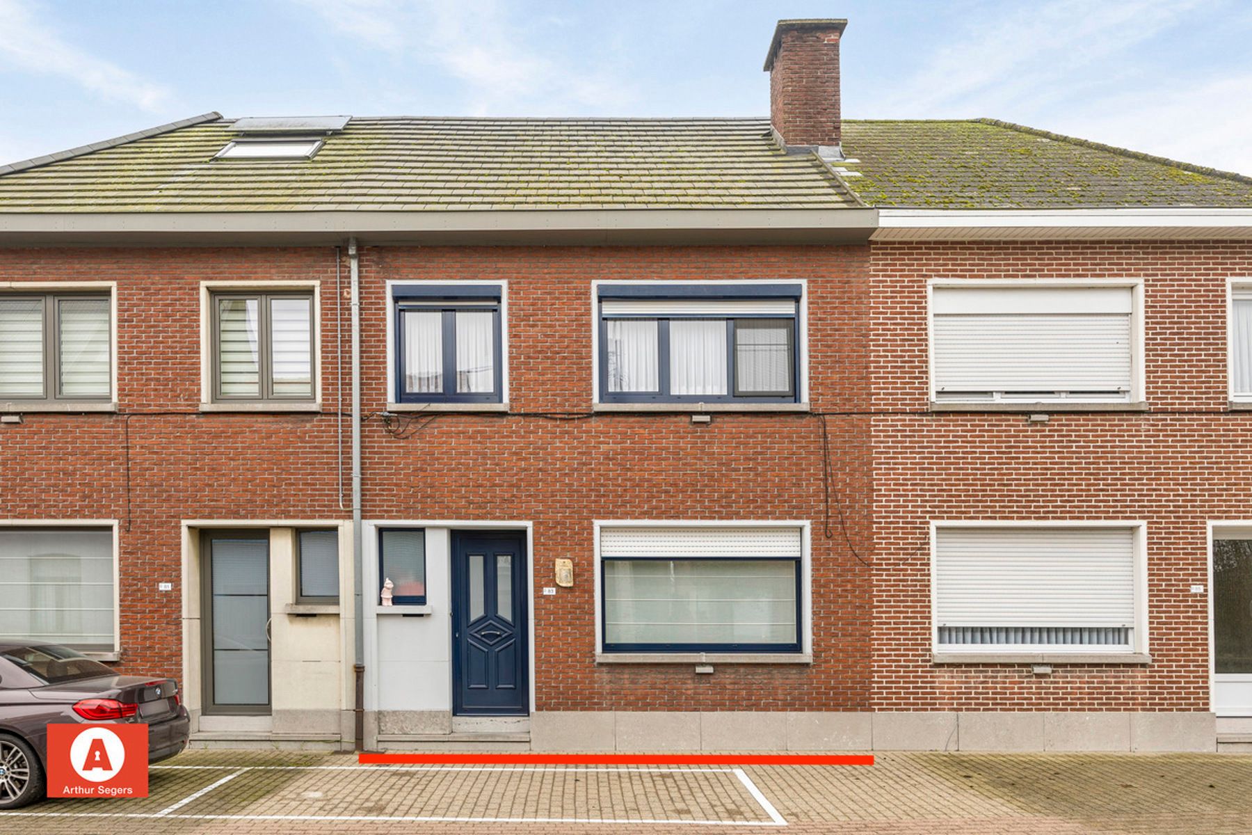 Instapklare woning met vernieuwd dak, tuin & parkeerplaatsen foto 1