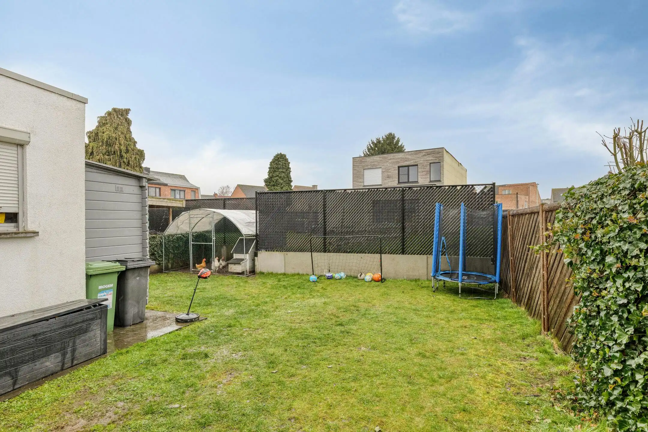 Gezinswoning met 3 slaapkamers en ruime garage op topligging foto 2