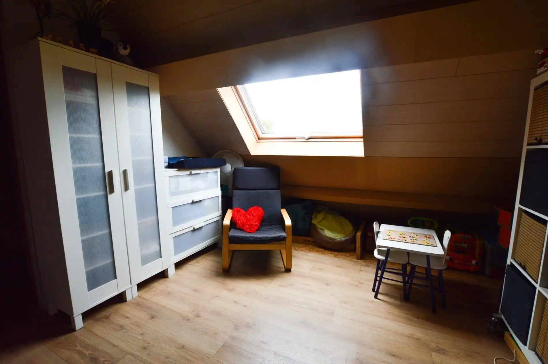 Charmante rijwoning nabij het centrum van Lichtervelde met 4 slaapkamers en tuin. foto 7