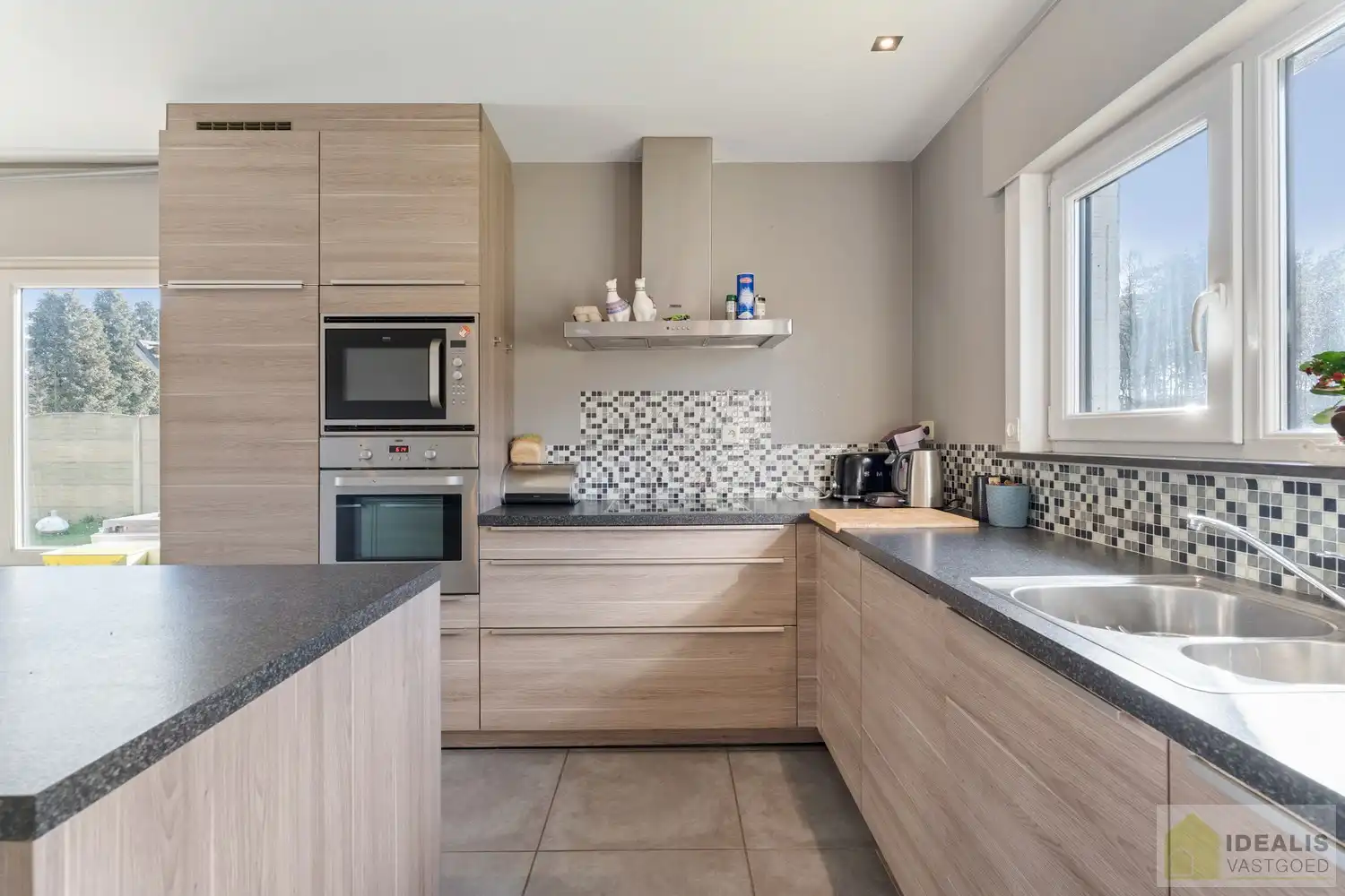 IDEALIS VASTGOED - CHARMANTE INSTAPKLARE GEZINSWONING MET EEN LICHTRIJKE LEEFRUIMTE, MODERNE OPEN KEUKEN MET KOOKEILAND, 3 RUIME SLAAPKAMERS EN BADKAMER. DE WONING IS GELEGEN OP EEN PRACHTIG PERCEEL VAN 12A 68CA! Deze knappe bungalow omvat een aangename 140m² bewoonbare oppervlakte met een lichtrijke woonkamer met aansluitend een moderne open keuken met kookeiland (voorzien van alle comfort), 3 ruime slaapkamers en een badkamer. De woning biedt verder een kelderverdieping en een zeer ruime tuin. Een unieke kans voor kandidaten op zoek naar een instapklaar huis voorzien van alle faciliteiten op een hele fijne locatie tussen de centra van Oudsbergen, Bree en Peer! foto 13