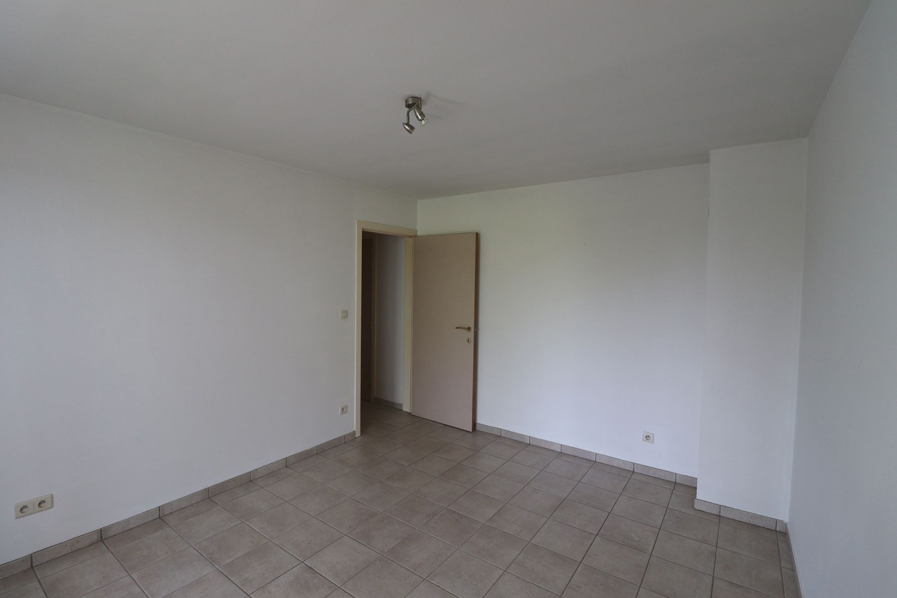 Een appartement op de 2de verdieping met 2 slaapkamers, veranda en garage. foto 10