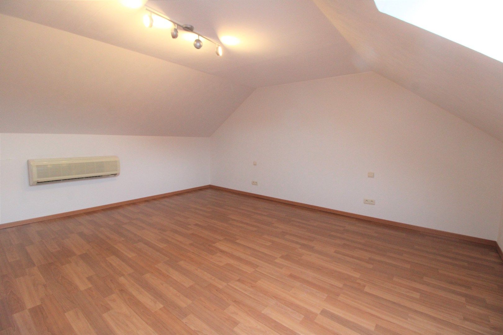 Duplex appartement met 2 slaapkamers en garage te Roeselare foto 10