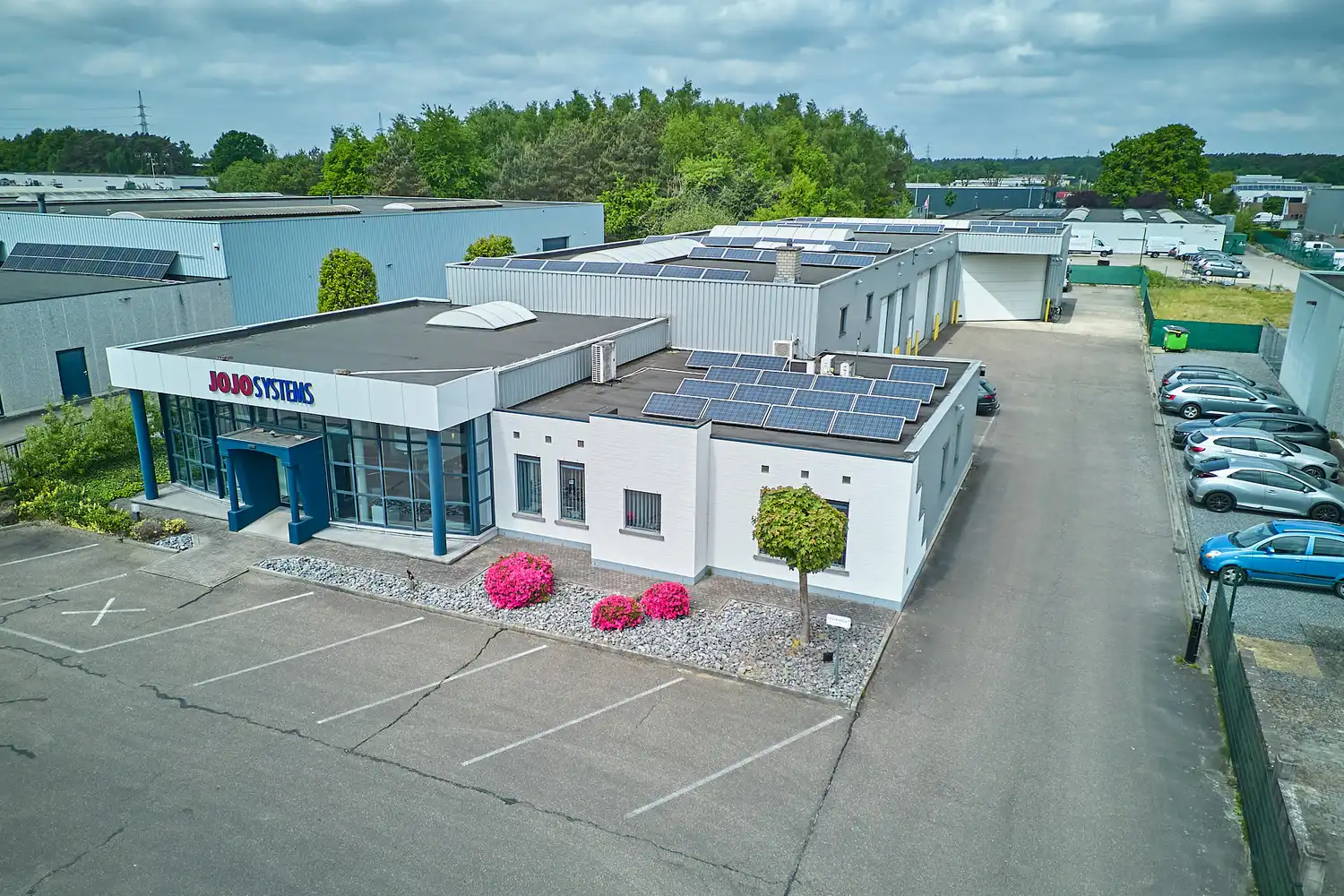 Representatief bedrijfsgebouw met luxe kantoren, showroom en bedrijfshal op zichtlocatie foto 2