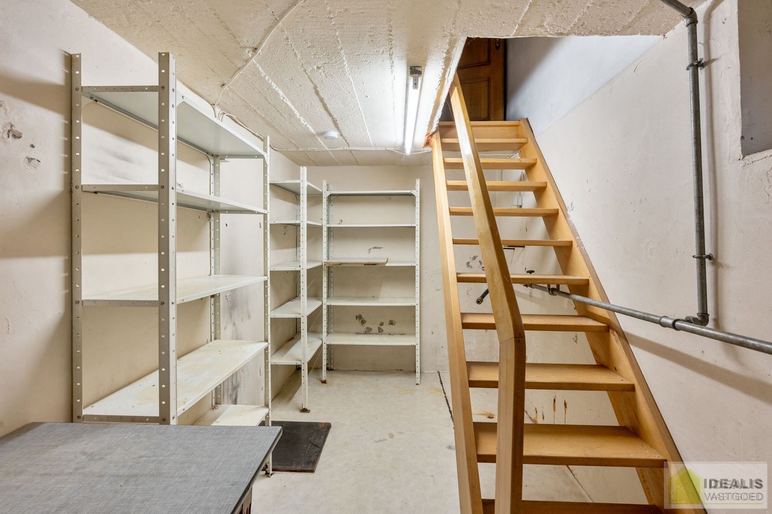 TE RENOVEREN WONING MET EEN RUIME WOONKAMER, KEUKEN MET EETKAMER, 4 AANGENAME SLAAPKAMERS WAARVAN 1 GELIJKVLOERS, BADKAMER, BERGING EN KELDER GELEGEN OP EEN PERCEEL VAN MAAR LIEFST 14A 94CA IN HET GEZELLIGE GROTE-BROGEL (PEER)! De woning omvat ca.150m² netto bewoonbare oppervlakte met op het gelijkvloers een ruime leefruimte, aansluitend keuken met eetkamer, een badkamer, slaapkamer en op de verdieping 3 ruime slaapkamers! De woning is rustig gelegen vlak bij de dorpskern van het gezellige Grote-Brogel en op enkele autominuten verwijderd van de centra van Peer, Kaulille, Bocholt en Bree. Ideaal voor zij die op zoek zijn naar een volledig naar eigen smaak te renoveren woning op een zeer ruim perceel! foto 22