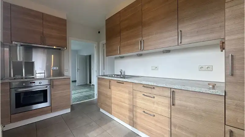 Ruime koppelwoning met 3 slaapkamers Garage en Tuin te huur in Brugge foto 4