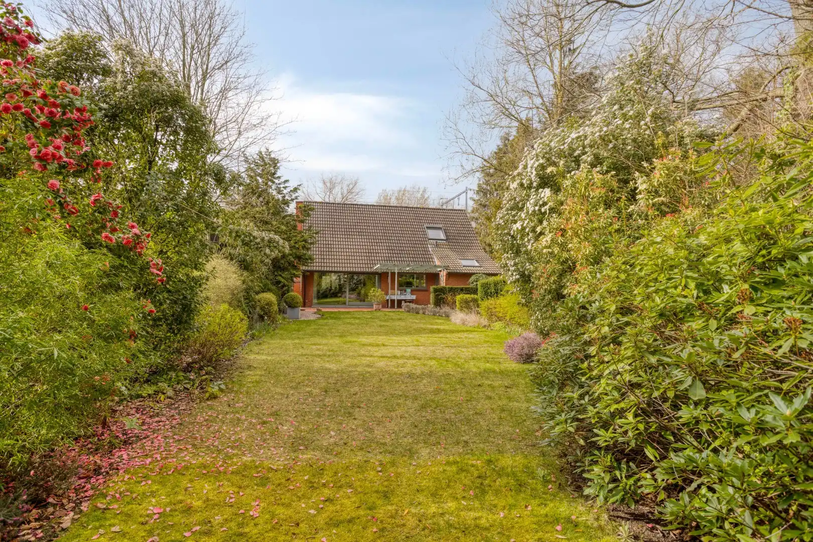 Alleenstaande woning met 2 slaapkamers, garage en grote tuin - verscholen in het groen. foto {{pictureIndex}}