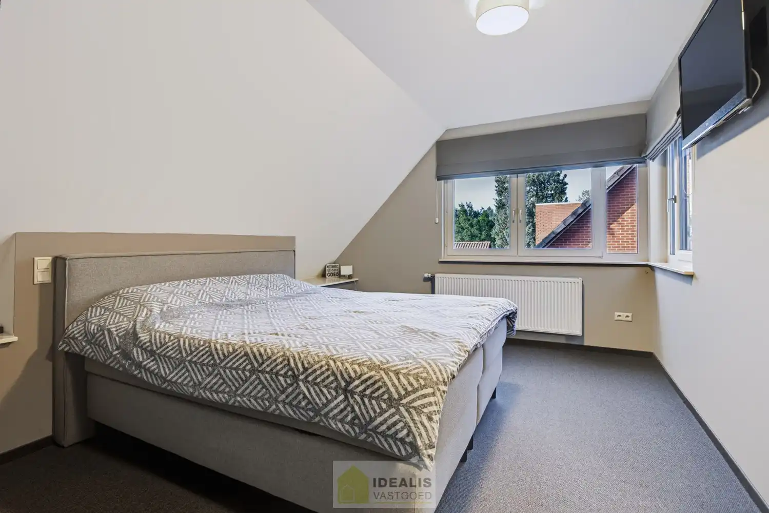 IDEALIS VASTGOED – EEN HUIS OM VERLIEFD OP TE WORDEN! DEZE PRACHTIGE INSTAPKLARE (LEVENSBESTENDIGE) VILLA MET EEN HEERLIJKE LICHTRIJKE LEEFRUIMTE VOORZIEN VAN EEN OPEN KEUKEN, 5 SLAAPKAMERS, 2 BADKAMERS, EEN PERFECT AANGELEGDE TUIN IN ALLE PRIVACY, UITGERUST MET EEN GOED VOORZIENE BUITENKEUKEN EN BIJGEBOUWEN INGERICHT VOOR WELLNESS (HOT TUB) EN BERGRUIMTE! EEN MUST VISIT VOOR ZIJ OP ZOEK NAAR MOOIE HUIZEN! foto 12