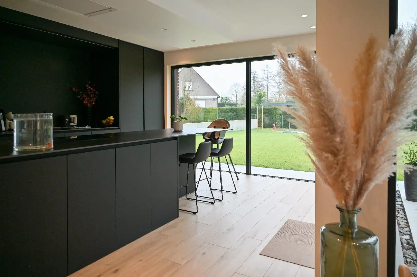 GROTE ALLEENSTAANDE NIEUWBOUWWONING OP 1776M² MET OPRIJLAAN foto {{pictureIndex}}