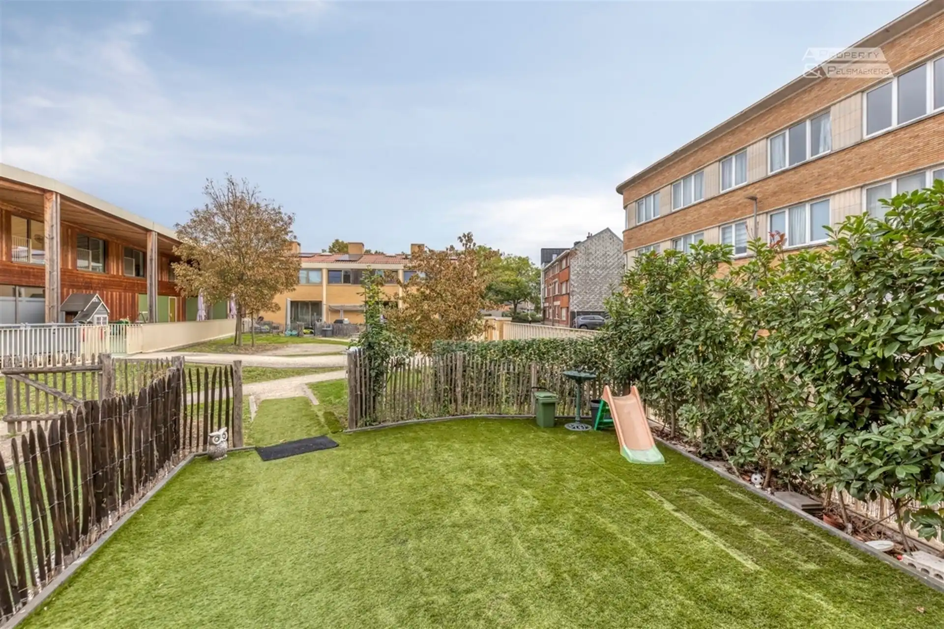 Instapklare gezinswoning met 3 slaapkamers, terras, voortuin en parking foto 17