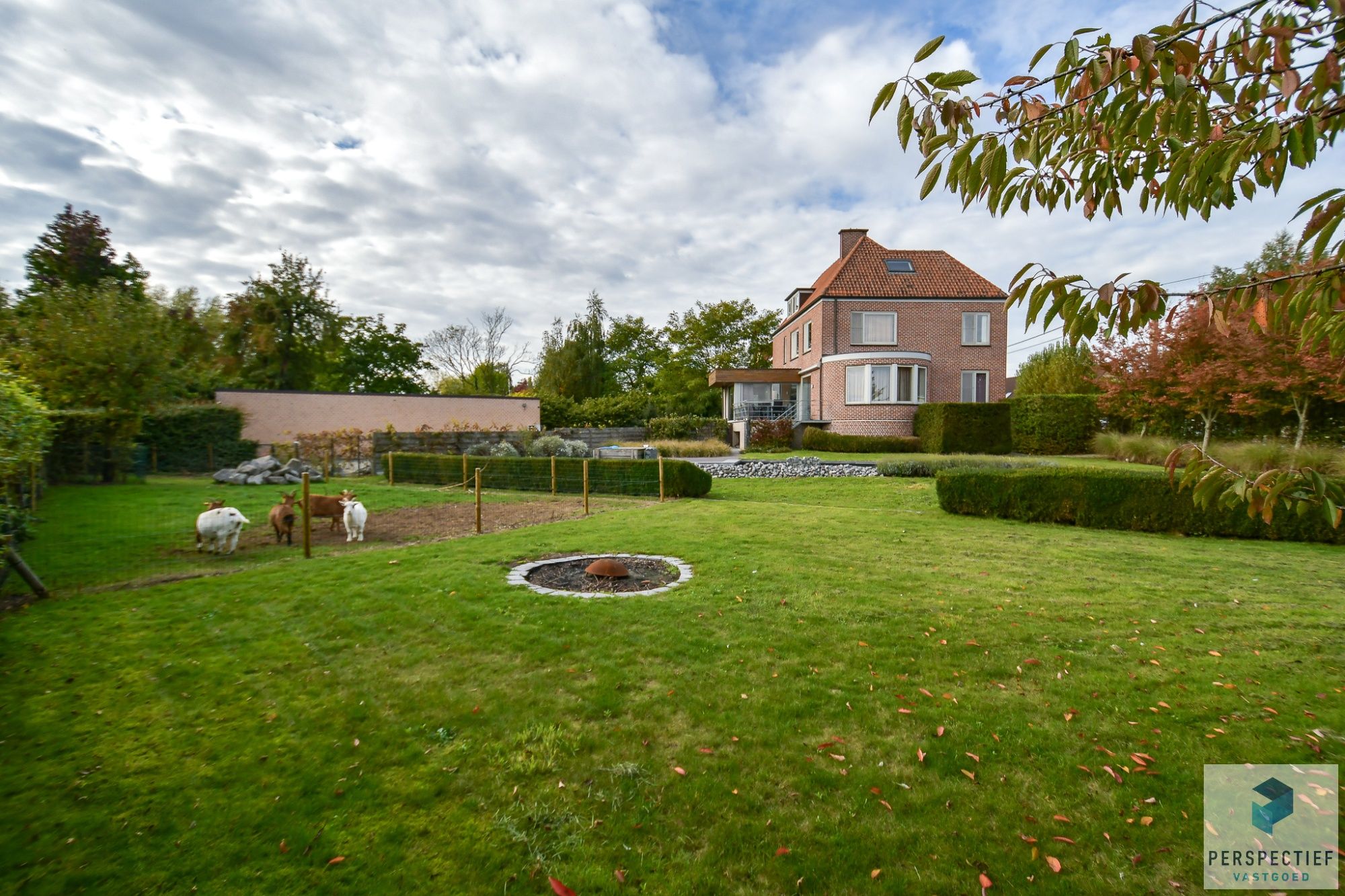Karaktervolle villa met 5 slpk en atelier op 2291m² te Rollegem foto 2
