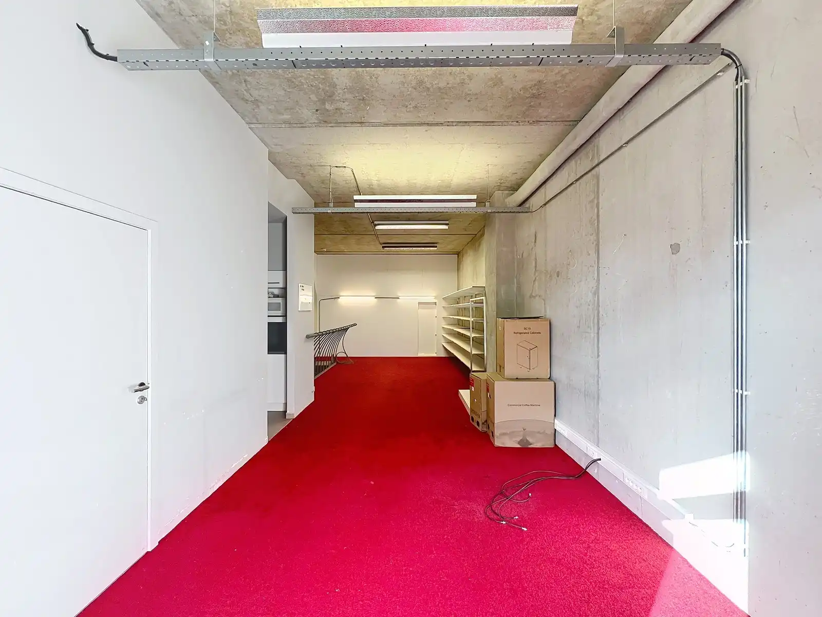 Winkelpand TE HUUR met industriële uitstraling in de Delaerestraat tussen stijlvolle handelszaken. foto 17