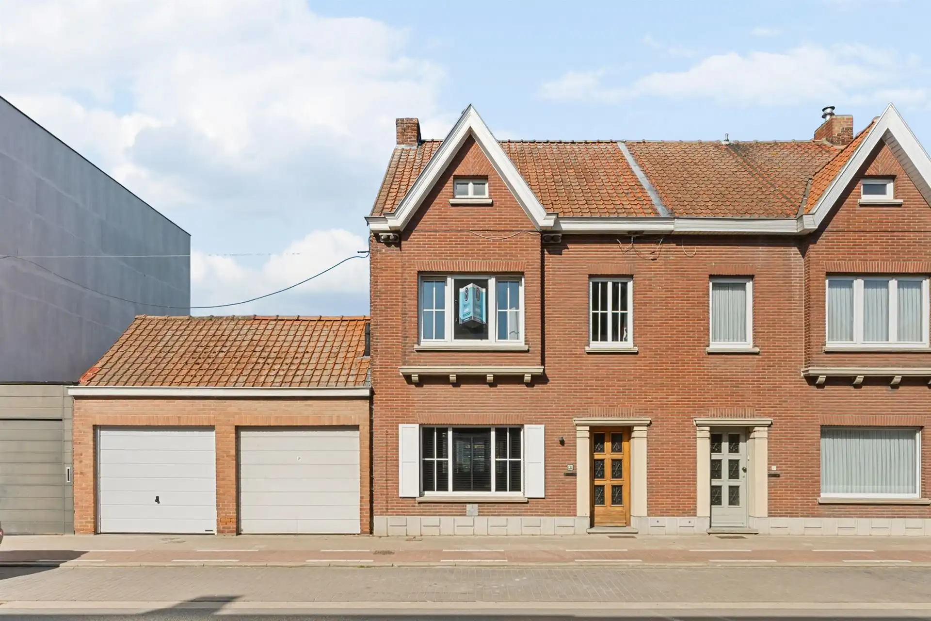 Charmante gezinswoning met garage en uitweg in Deerlijk foto 2