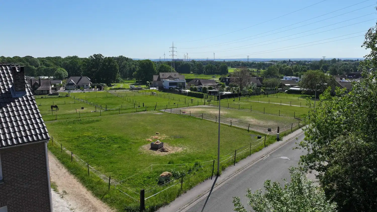 Bouwkavel 09a 57ca bestemd voor open bebouwing met prachtig uitzicht over de paardenweides, rustig gelegen te Lanaken-Gellik foto 4