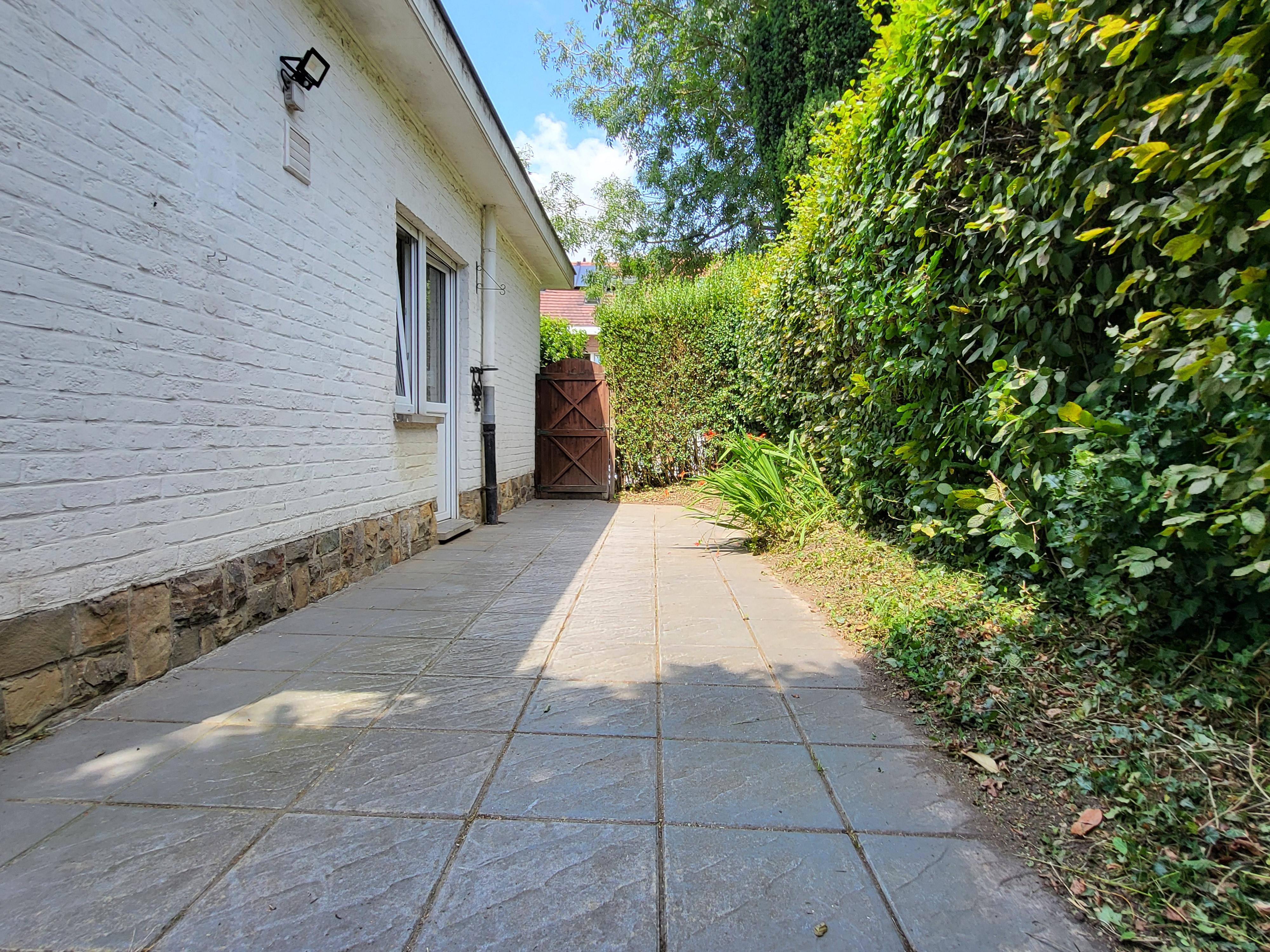 Charmante open bebouwing op 286m² gelegen in het groen met garage.  foto 4
