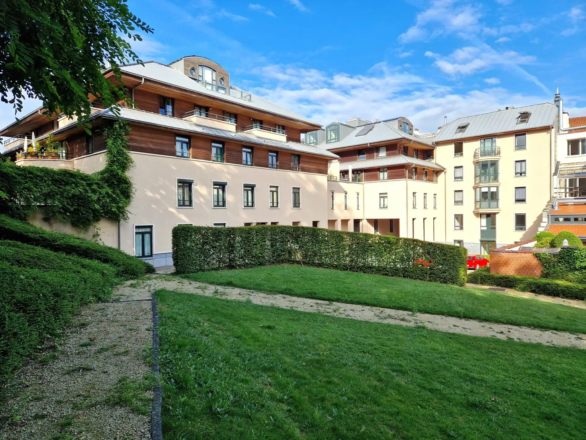Gelijkvloersappartement met terras en gedeelde tuin te Ukkel foto {{pictureIndex}}