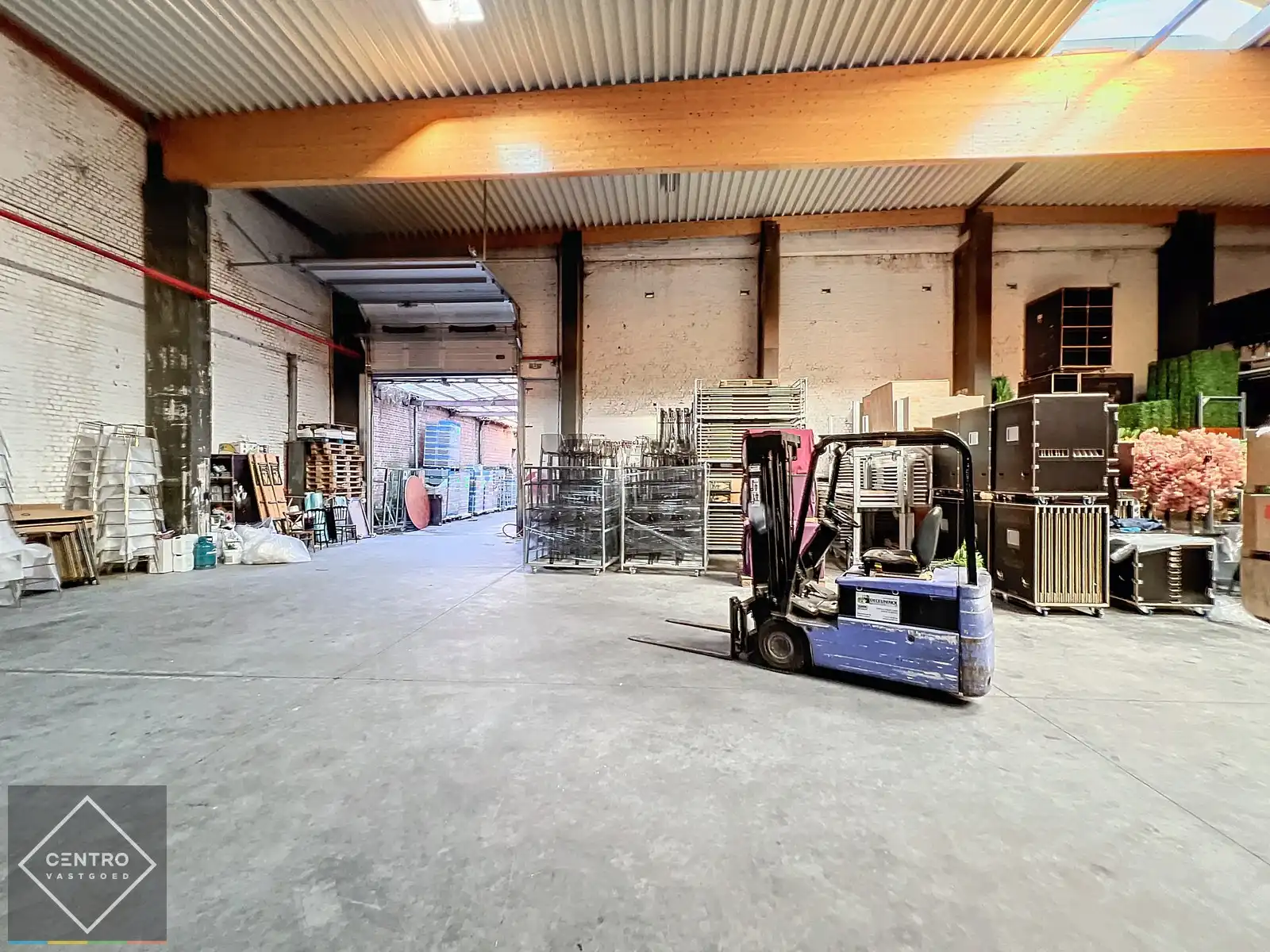 Opslagplaats ( ± 2.000m²) met 7m vrije hoogte vlakbij de havenkop te Roeselare! foto 3