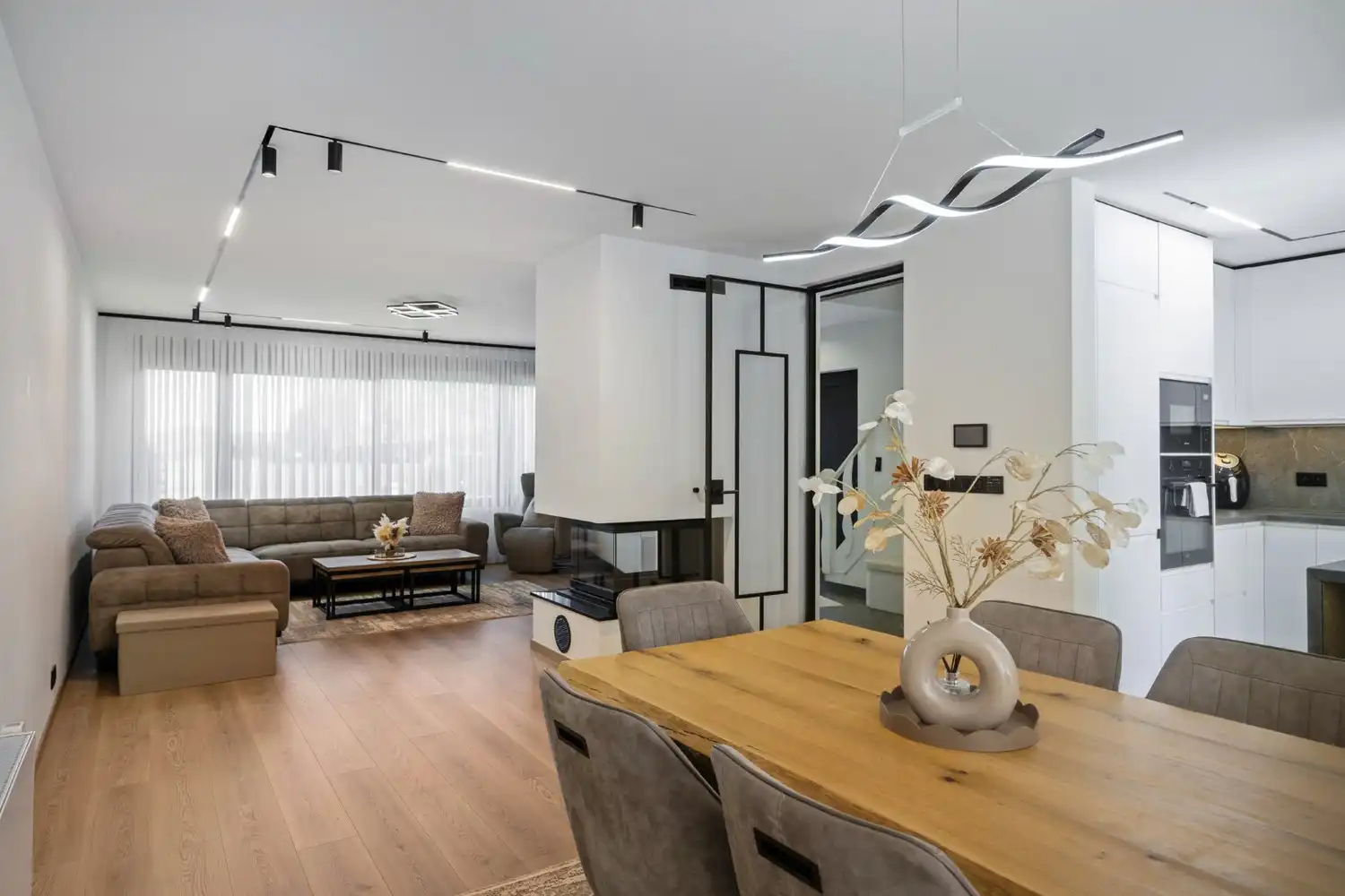 GERENOVEERDE WONING MET MAGAZIJN! foto 2