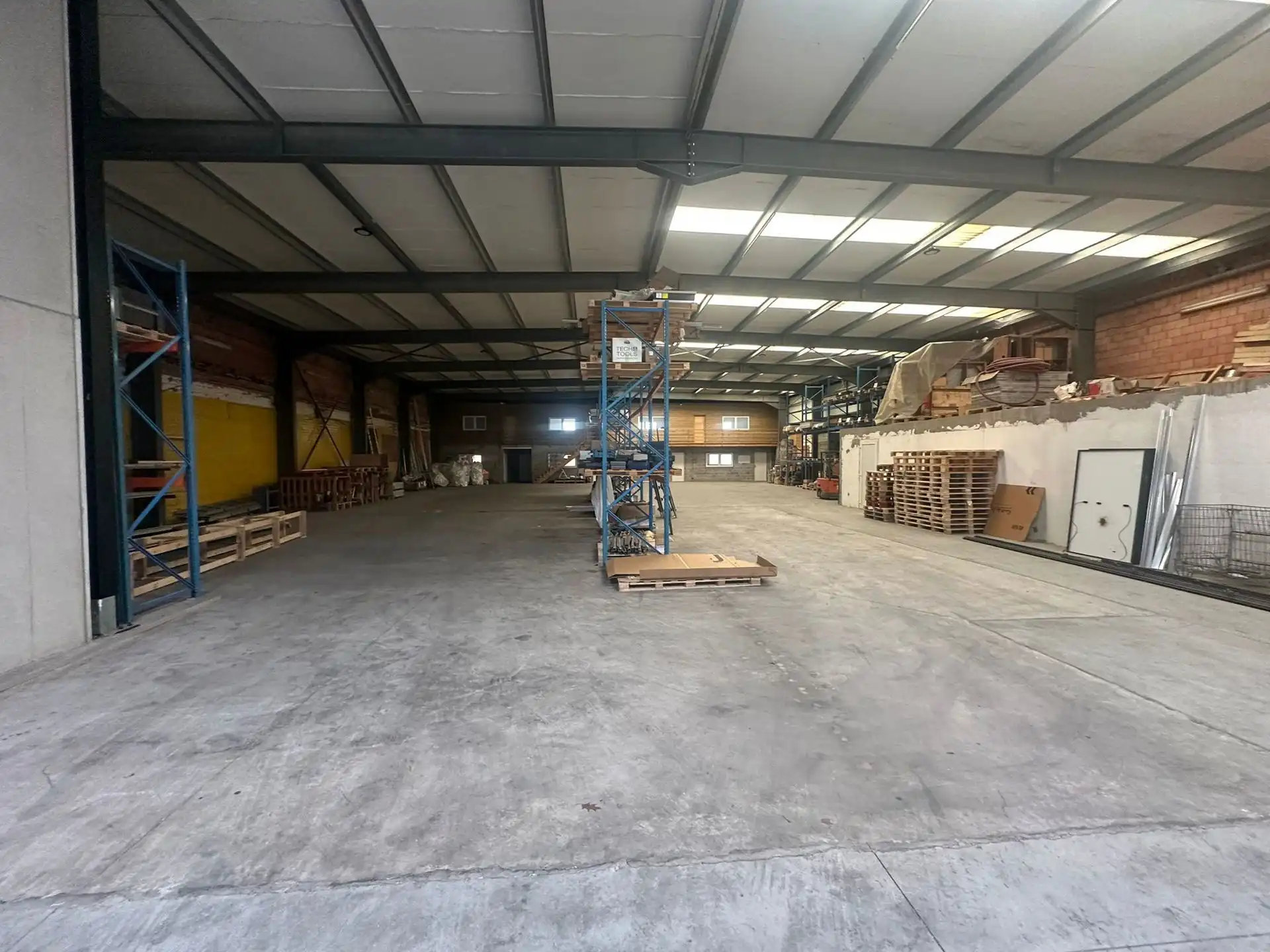 Magazijn + kantoor te huur foto 2