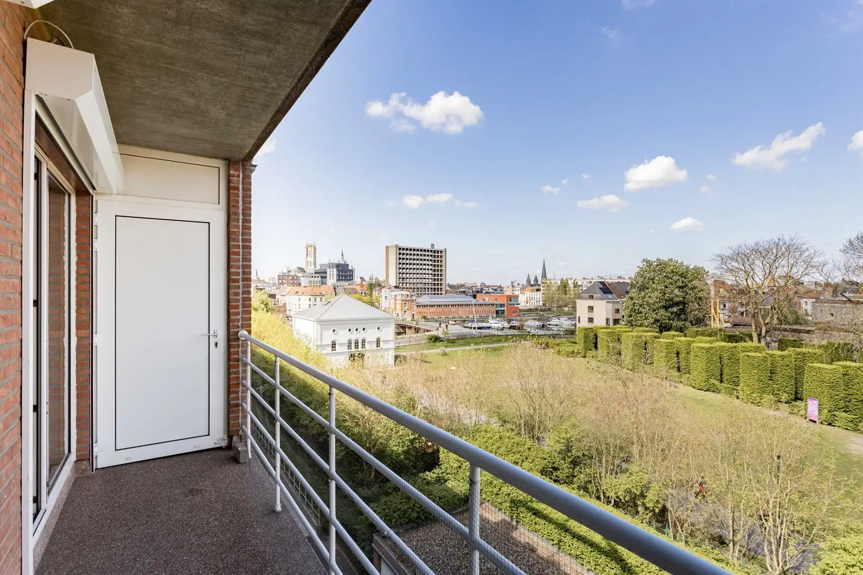 Stijlvol gerenoveerd appartement met 2 terrassen en uniek uitzicht. foto 18