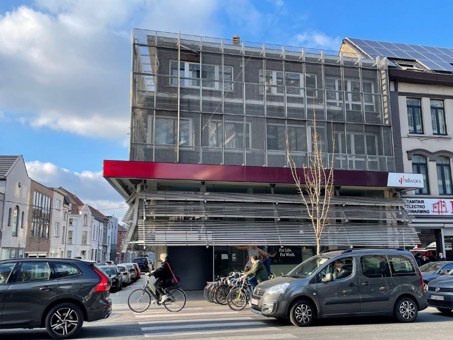 Instapklaar en polyvalent handelspand/kantoor te huur foto 2