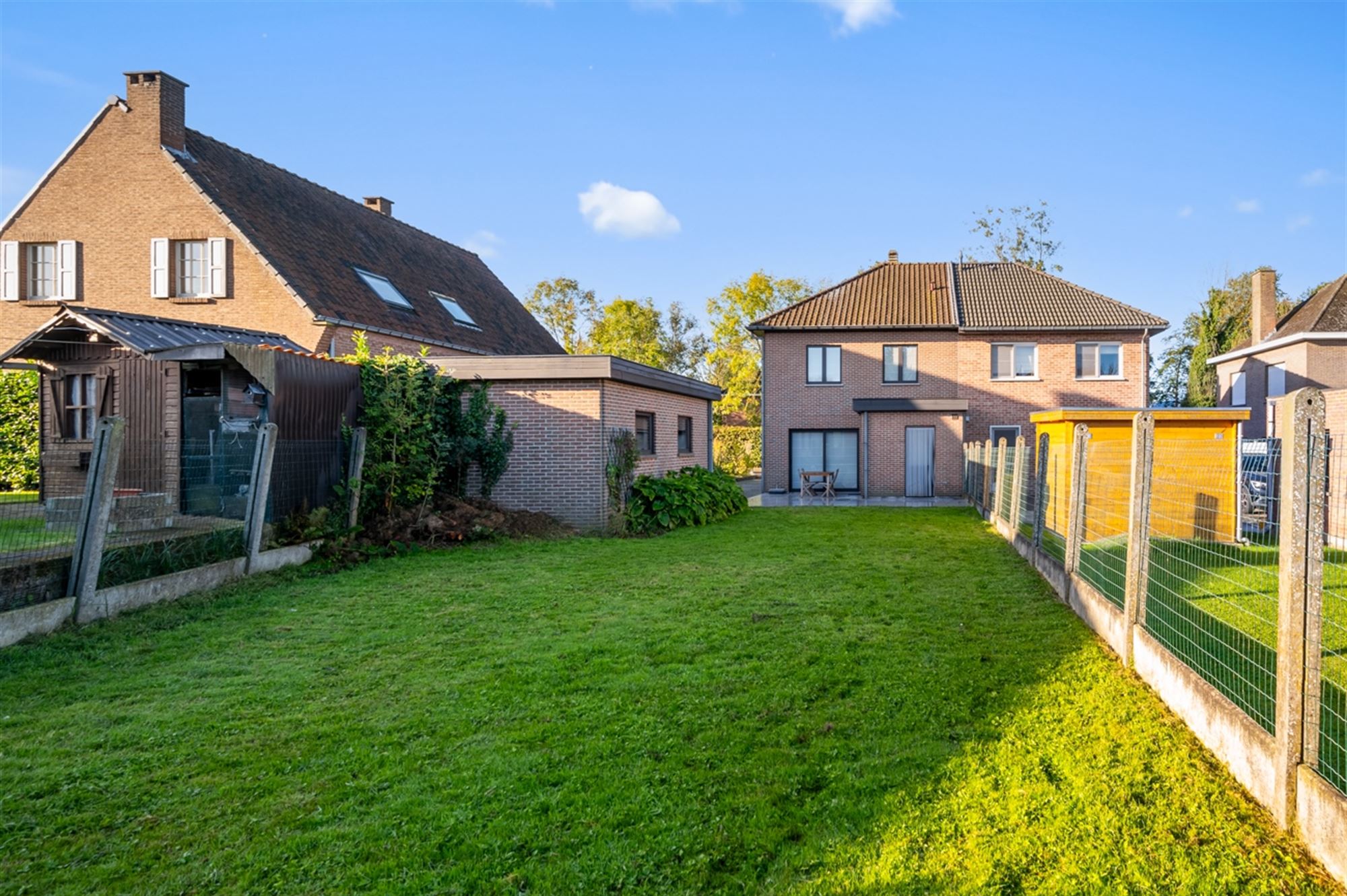 Mooie halfopen bebouwing gelegen in rustige residentiële buurt foto 10