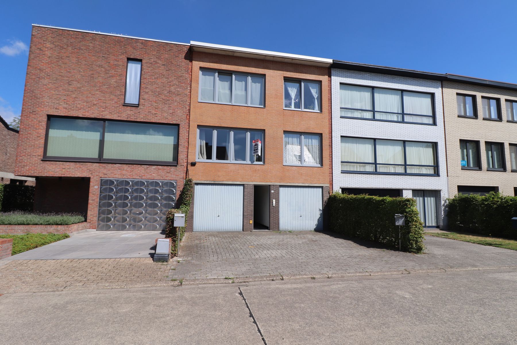 Een appartement op de 1ste verdieping met 2 slaapkamers, garage en tuin.  foto {{pictureIndex}}