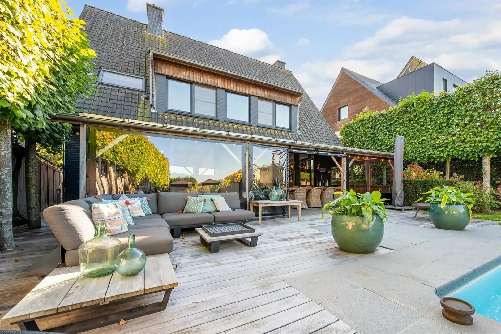 Statige woning met zwembad en 5 slaapkamers foto 2