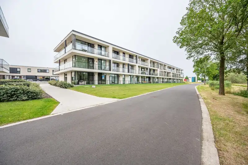 Prachtig 2-slaapkamerappartement op topligging aan het water TE HUUR! foto {{pictureIndex}}