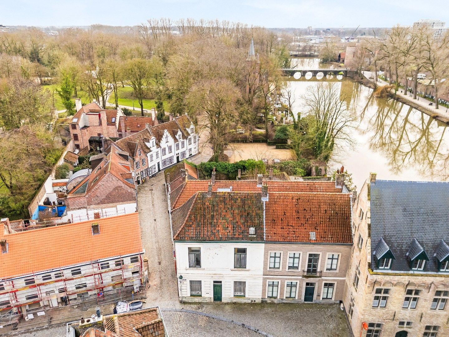Unieke en idyllische hoekwoning nabij Minnewaterpark en historisch Brugge foto 5