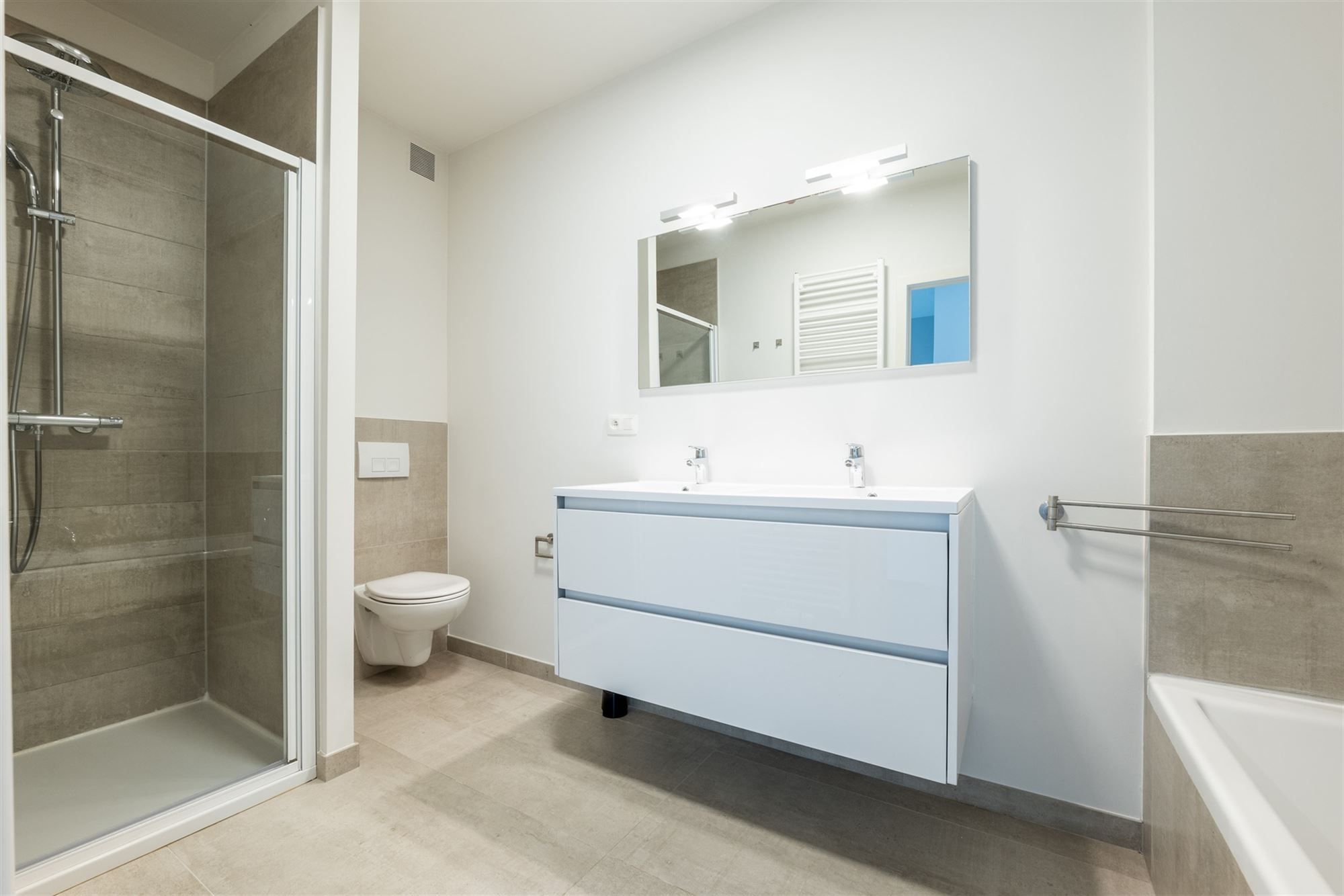 KNAP APPARTEMENT MET 3 SLKS EN STAANPLAATS IN LANDEN  foto 26