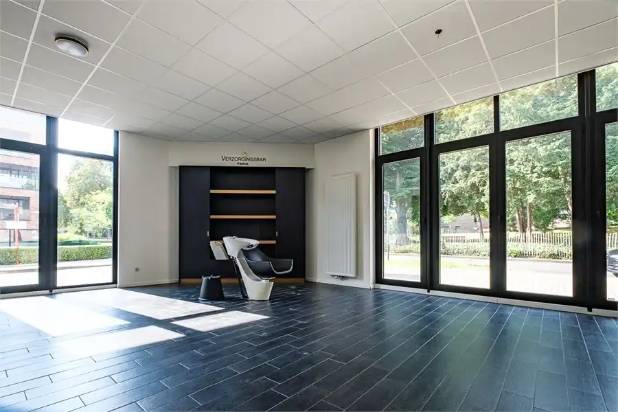 HANDELSRUIMTE TE HUUR OP CENTRALE LIGGING IN SINT-TRUIDEN foto 8