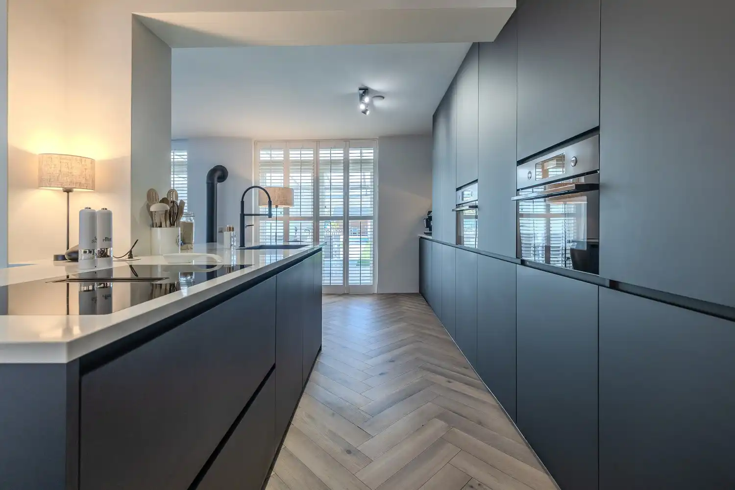 Stijlvolle, instapklare woning met vier slaapkamers, twee badkamers en verwarmd zwembad te koop in Lanaken foto 14