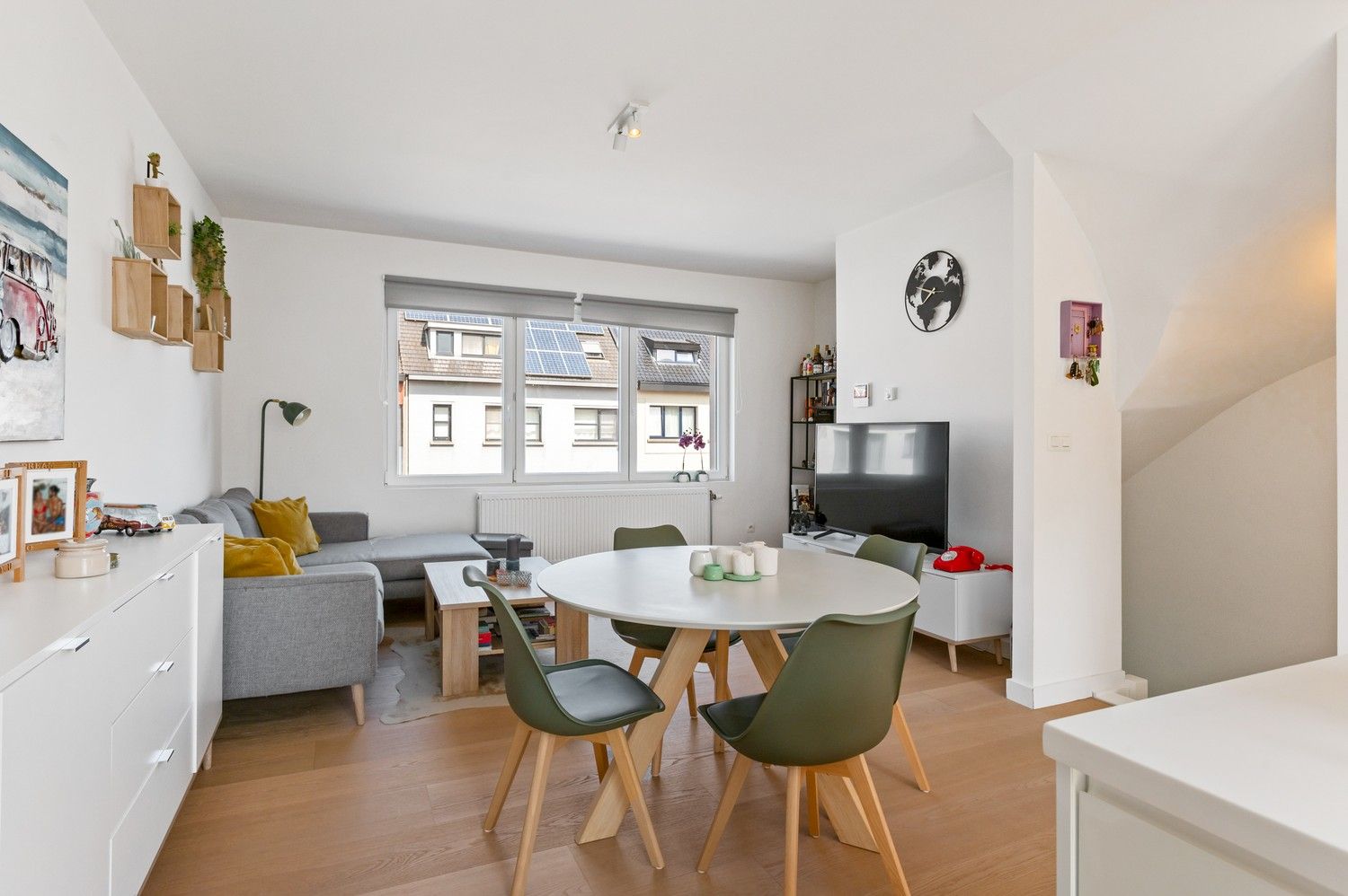 Prachtig instapklare duplex appartement met 2 slaapkamers, een garagebox en terras in Schoten! foto 3