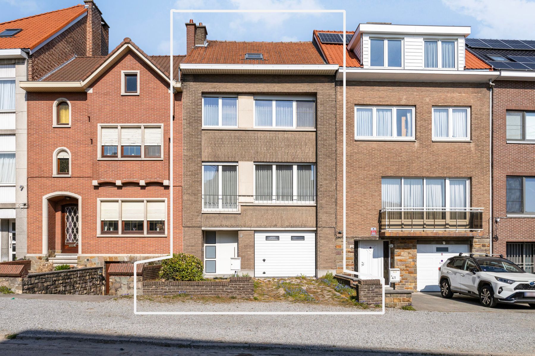 Ruime gezinswoning met 3 slaapkamer, tuin en garage foto {{pictureIndex}}