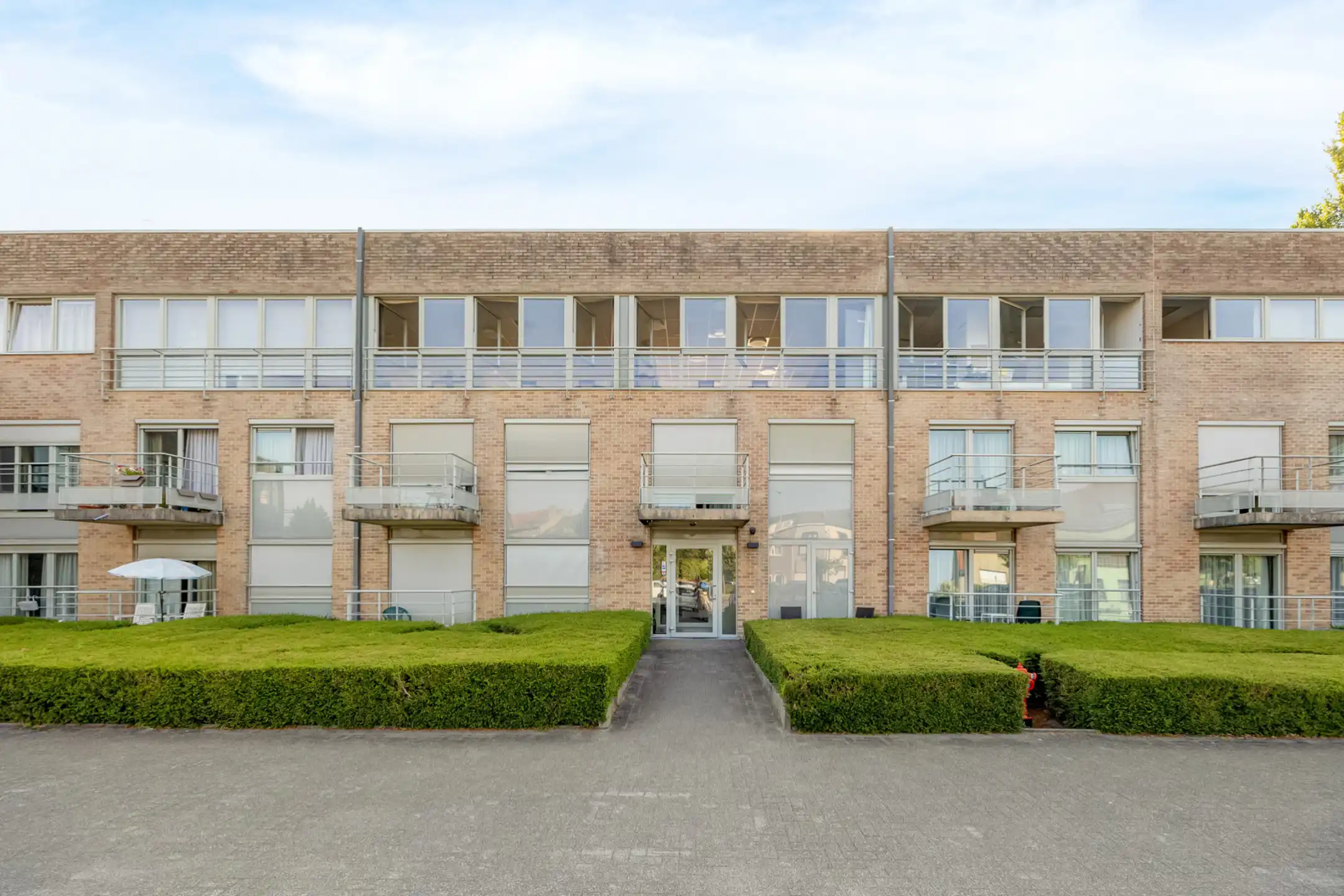 Grote, lichtrijke serviceflat met twee kamers  foto 3