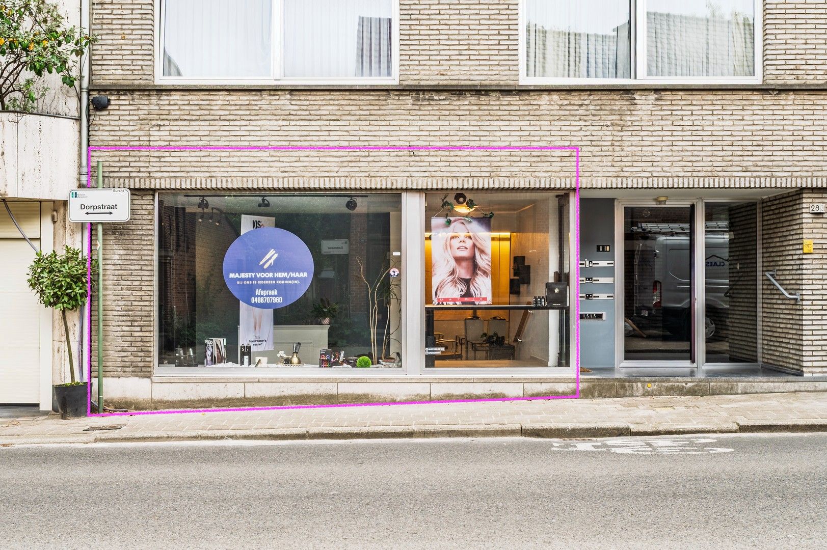 Handelsgelijkvloers ca.100 m² te koop in centrum Burcht — start hier jouw zaak! foto {{pictureIndex}}