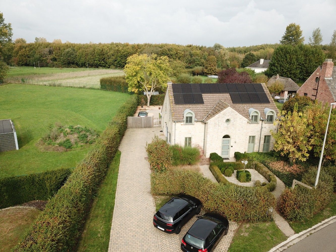 Rustig gelegen gezinswoning met mooie tuin foto {{pictureIndex}}
