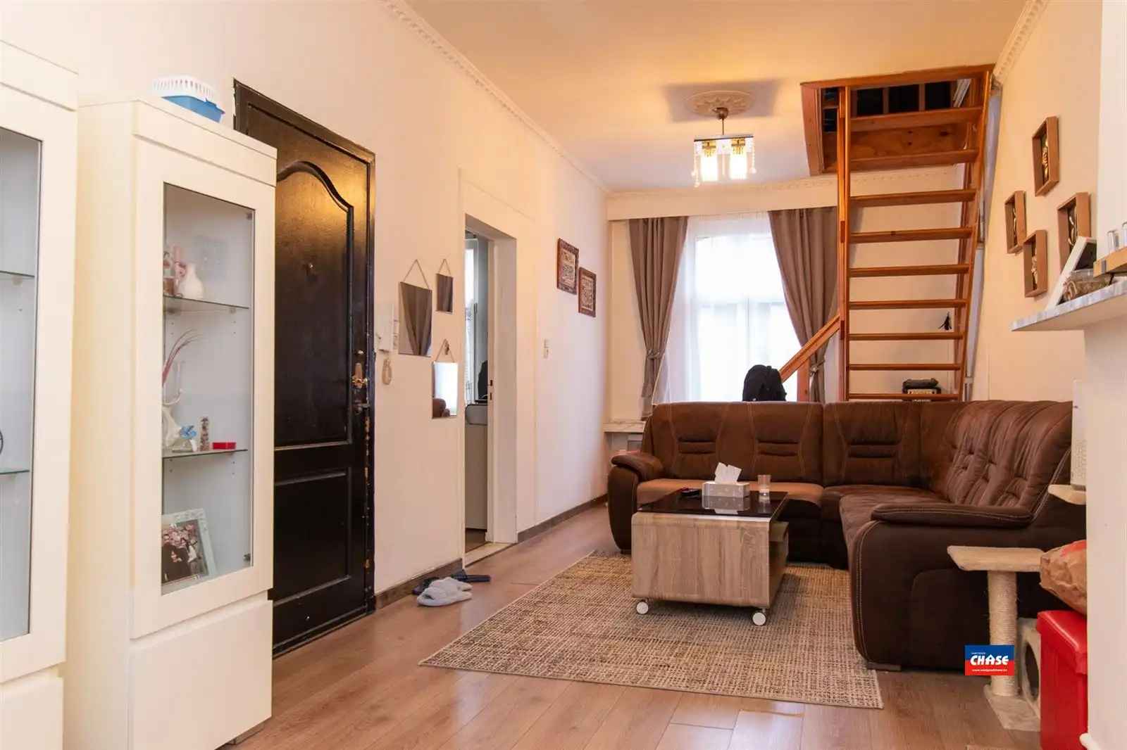 Woonhuis met tien slaapkamers en hangaar foto 19