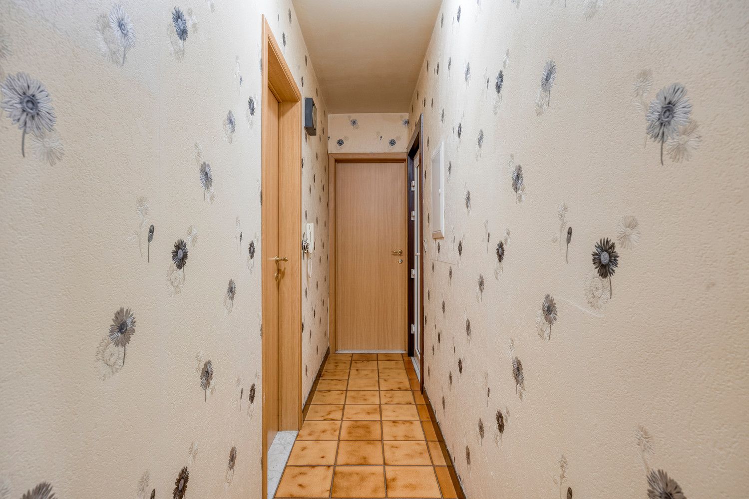 GELIJKVLOERS APPARTEMENT MET 3 SLAAPKAMERS EN INPANDIGE GARAGE TE HALEN! foto 3