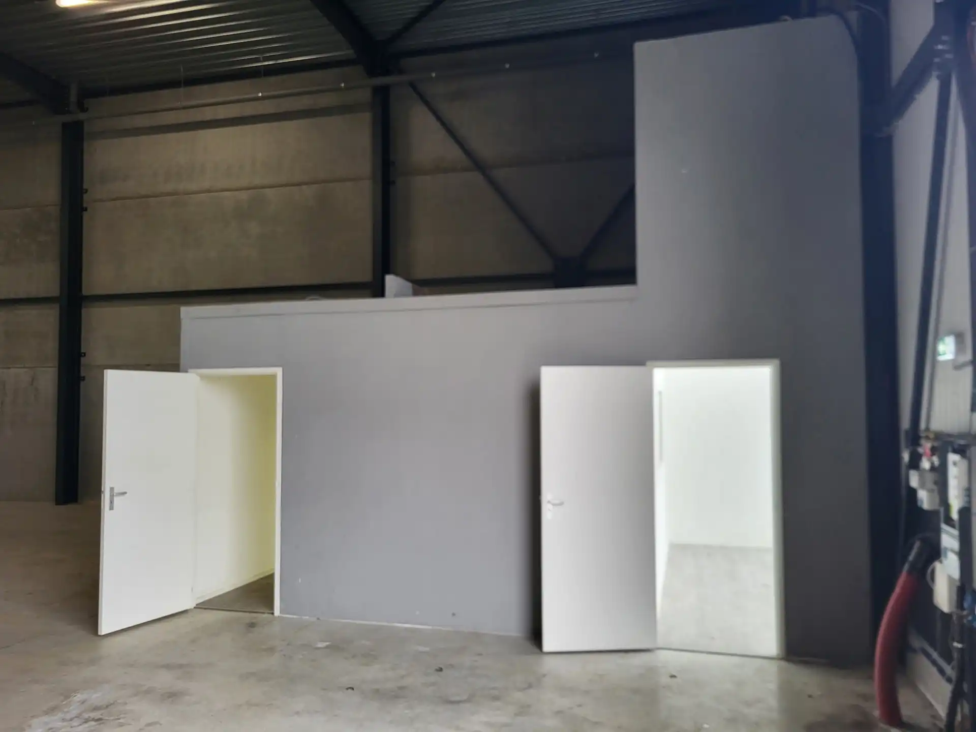 TE HUUR: BEDRIJFSHAL TE BILZEN foto 3