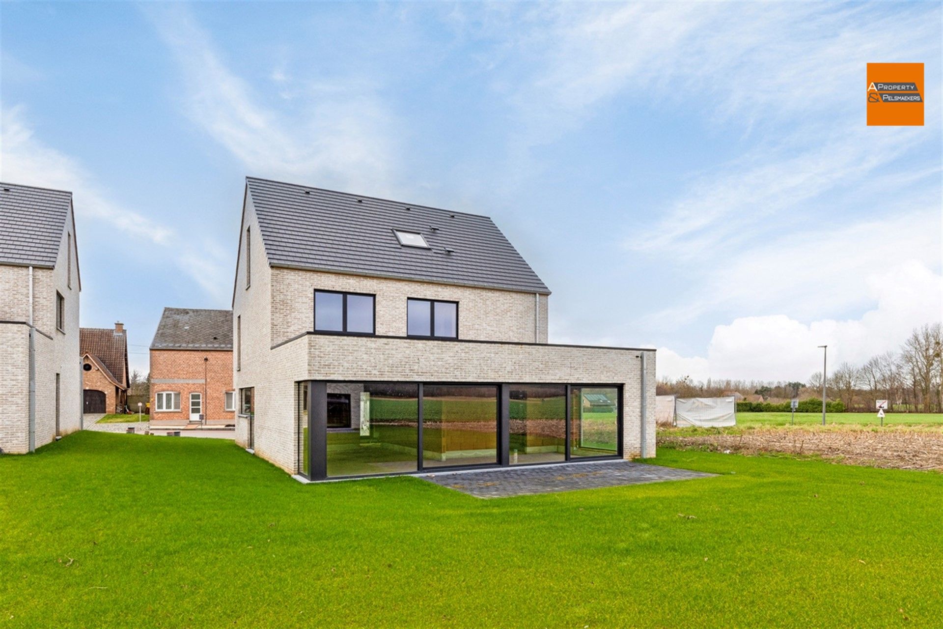 Nieuwbouwwoning met 4 slaapkamers en prachtig zicht op velden en bos foto 10