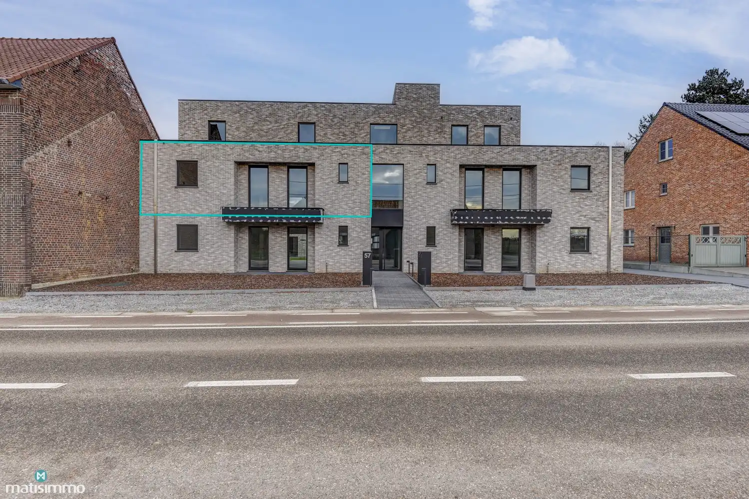 RUIM NIEUWBOUW APPARTEMENT MET 2 SLAAPKAMERS, OVERDEKT TERRAS, GARAGE, AUTOSTAANPLAATS EN KELDERBERGING TE BEVERST foto {{pictureIndex}}