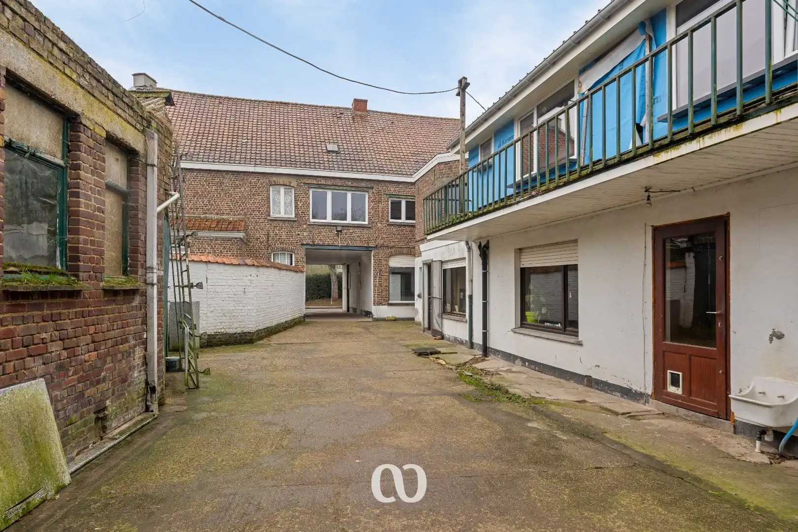 Gedeeltelijk gerenoveerde half open bebouwing met atelier foto 21