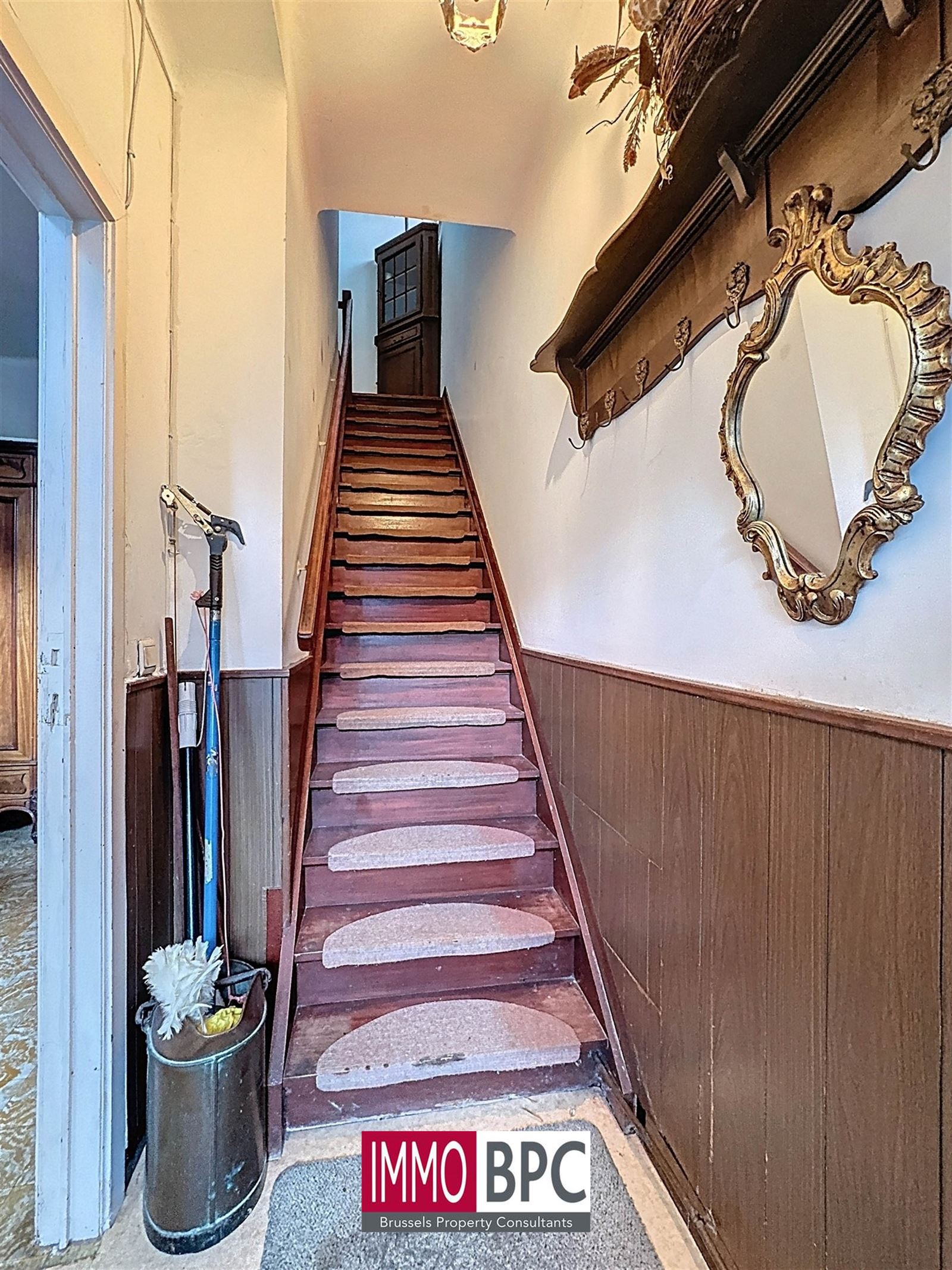 Kleine charmante achterwoning met tuin en dubbele garage te renoveren  foto 12